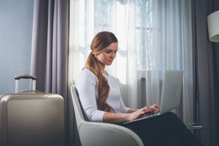 Foto: Frau in Sessel